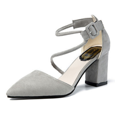 Уникални обувки на дебел висок ток и перлена закопчалка около глезена