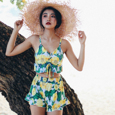 Актуален дамски комплект с флорални мотиви