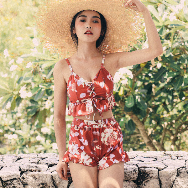 Актуален дамски комплект с флорални мотиви