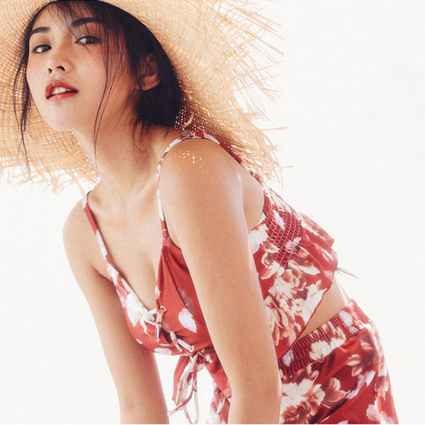 Актуален дамски комплект с флорални мотиви