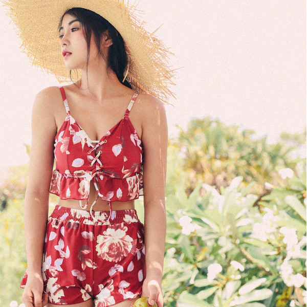 Актуален дамски комплект с флорални мотиви