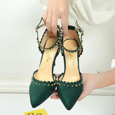 Много модерни дамски обувки на висок ток със златисти нитове