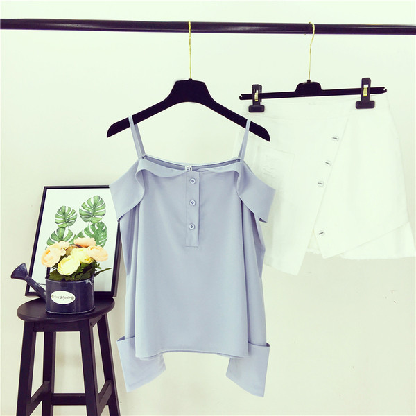 Πολύ ευγενής κυρίες μπλούζα με μακριά μανίκια και τα γυμνά τους ώμους με λεπτές τιράντες