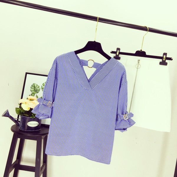 Карирана дамска блуза с широк ръкав и V-образно деколте