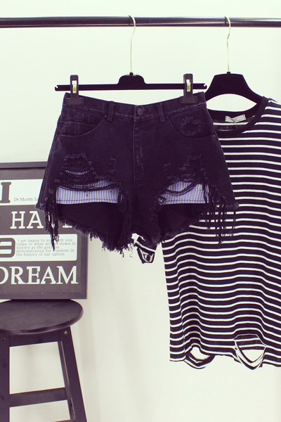 Много красиви къси дамски шорти с реснички