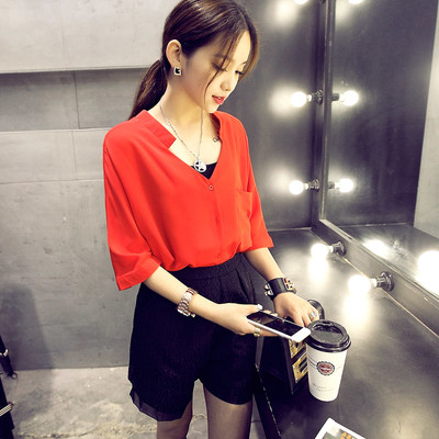 Μεγάλη κυρίες σπορ πουκάμισο κομψό V-λαιμό και κοντά μανίκια