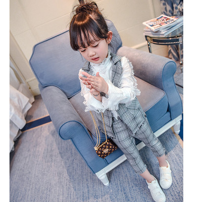 Ένα ενδιαφέρον μοντέλο που αποτελείται από 2 μέρη - μακρύ παντελόνι και μπλούζα