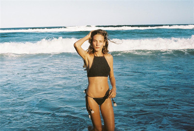 Модерен плетен бял бански с висящи връзки