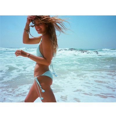 Модерен плетен бял бански с висящи връзки