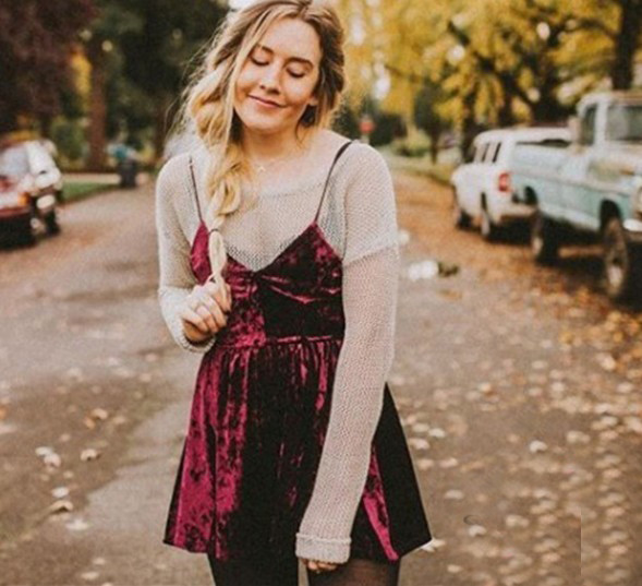 Κομψό κυρίες βελούδινο φόρεμα για το καλοκαίρι