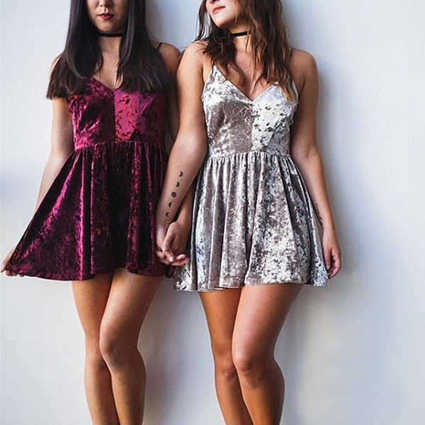 Κομψό κυρίες βελούδινο φόρεμα για το καλοκαίρι