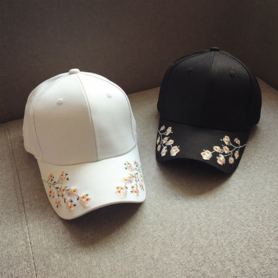 καπέλο του μπέιζμπολ κυρία με τα όμορφα κεντήματα