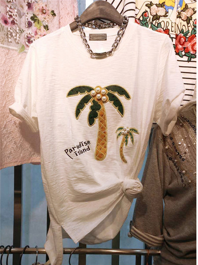 Καθημερινά μπλούζα με κοντά μανίκια και μια πολύ ενδιαφέρουσα εφαρμογή με μαργαριτάρια