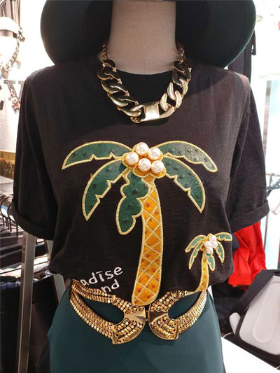 Καθημερινά μπλούζα με κοντά μανίκια και μια πολύ ενδιαφέρουσα εφαρμογή με μαργαριτάρια