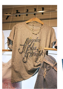 Модерна дамска тениска с надпис и къси широки ръкави