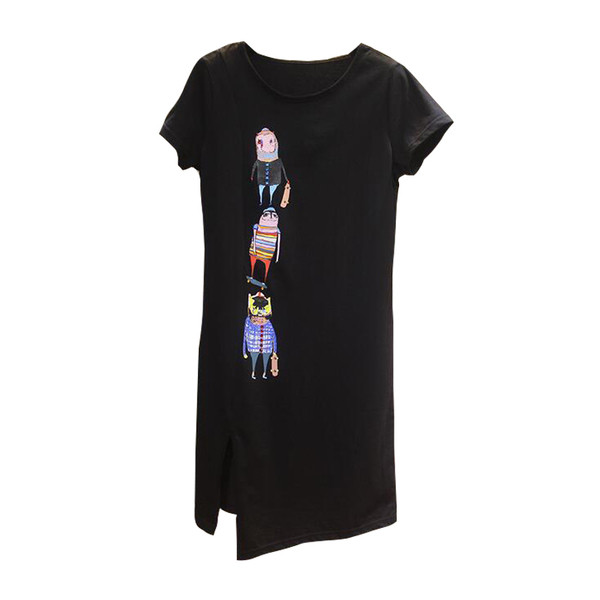 Σύγχρονη κυρίες φόρεμα με μια ενδιαφέρουσα εφαρμογή σε μαύρο χρώμα