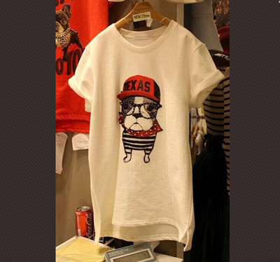 Μακριά μεγάλη κυρίες T-shirt με κοντά μανίκια και απλικέ κουτάβι