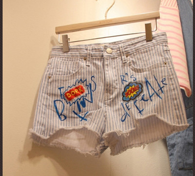 Οι γυναίκες κοντά σορτς ριγέ