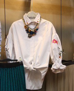 Φρέσκα κυρίες λευκό μακρύ πουκάμισο με κεντημένο στα μανίκια