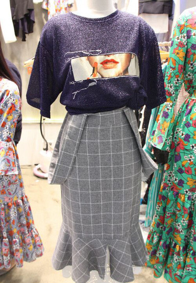 Σύγχρονη κυρίες μπλούζα με κοντό μανίκι και απλικέ