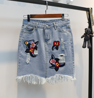 Μια μεγάλη καθημερινή κυρίες τζιν φούστα με κεντήματα και βλεφαρίδες