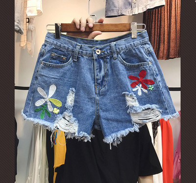 Κυρίες σορτς με κεντήματα κατάλληλο για καθημερινή