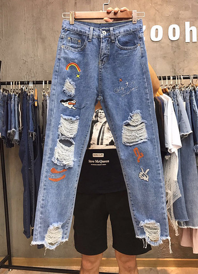 Модел "Boyfriend" дънки с разкъсани колена и шарени елементи