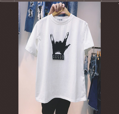 Страхотна дамска бяла тениска с къс ръкав и метални нитове