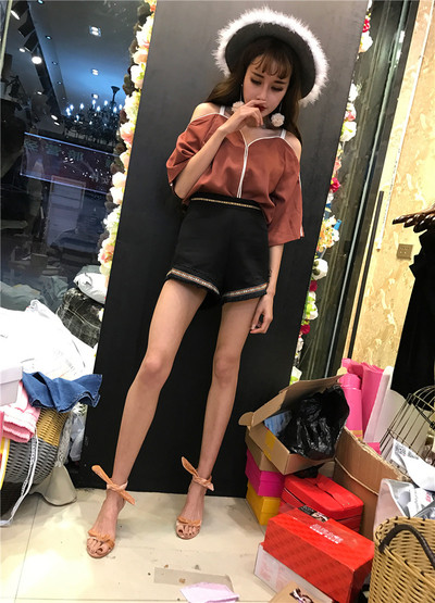 Αθλητικό-Κομψό γυναικείο Σετ με μπλούζα μακρυμάνικη και μαύρα σορτσάκια