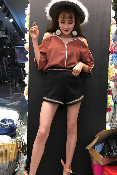 Αθλητικό-Κομψό γυναικείο Σετ με μπλούζα μακρυμάνικη και μαύρα σορτσάκια