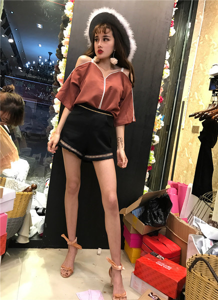 Αθλητικό-Κομψό γυναικείο Σετ με μπλούζα μακρυμάνικη και μαύρα σορτσάκια