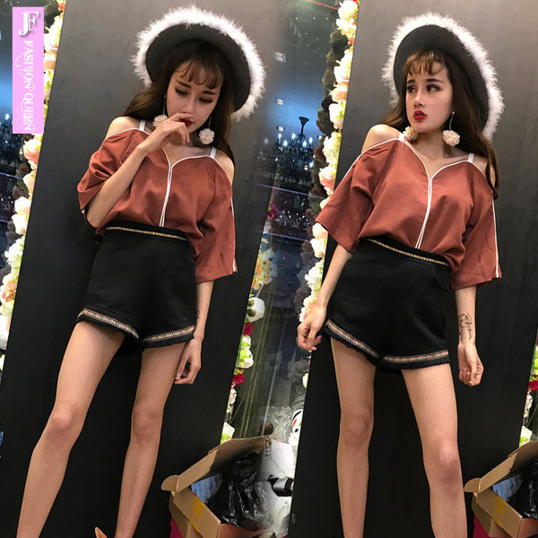 Αθλητικό-Κομψό γυναικείο Σετ με μπλούζα μακρυμάνικη και μαύρα σορτσάκια