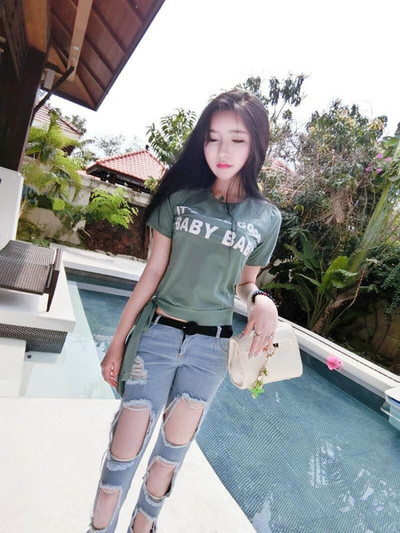 Μεγάλη κυρίες κιτ που περιλαμβάνει πολλές σύγχρονες κατακερματισμένη τζιν και T-shirt με κοντά μανίκια