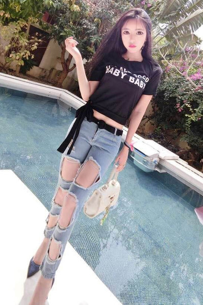 Μεγάλη κυρίες κιτ που περιλαμβάνει πολλές σύγχρονες κατακερματισμένη τζιν και T-shirt με κοντά μανίκια