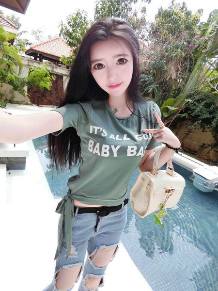 Μεγάλη κυρίες κιτ που περιλαμβάνει πολλές σύγχρονες κατακερματισμένη τζιν και T-shirt με κοντά μανίκια