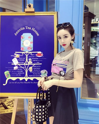 Комплект включващ ежедневна дамска пола и блуза с къс ръкав и щампа