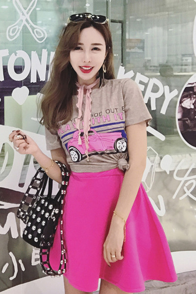 Комплект включващ ежедневна дамска пола и блуза с къс ръкав и щампа