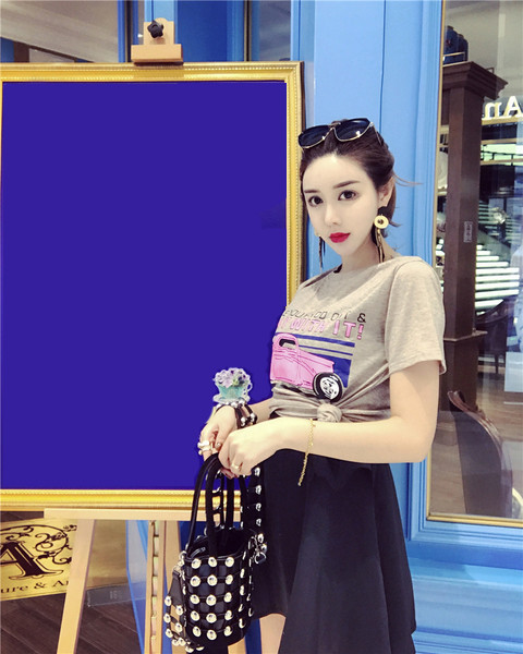 Комплект включващ ежедневна дамска пола и блуза с къс ръкав и щампа