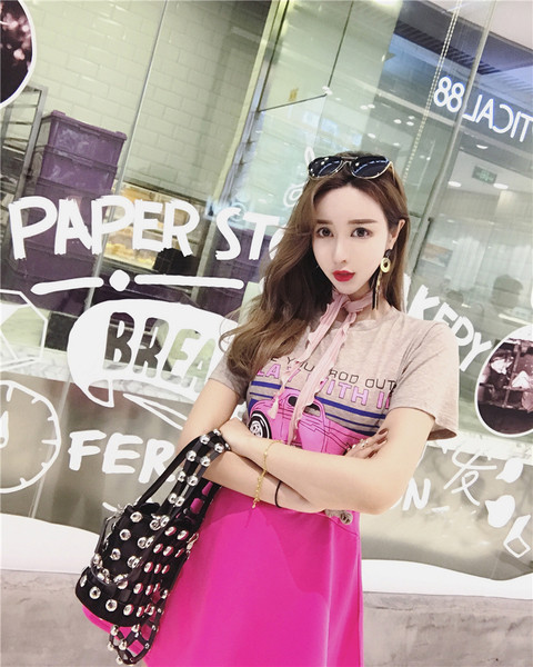 Комплект включващ ежедневна дамска пола и блуза с къс ръкав и щампа