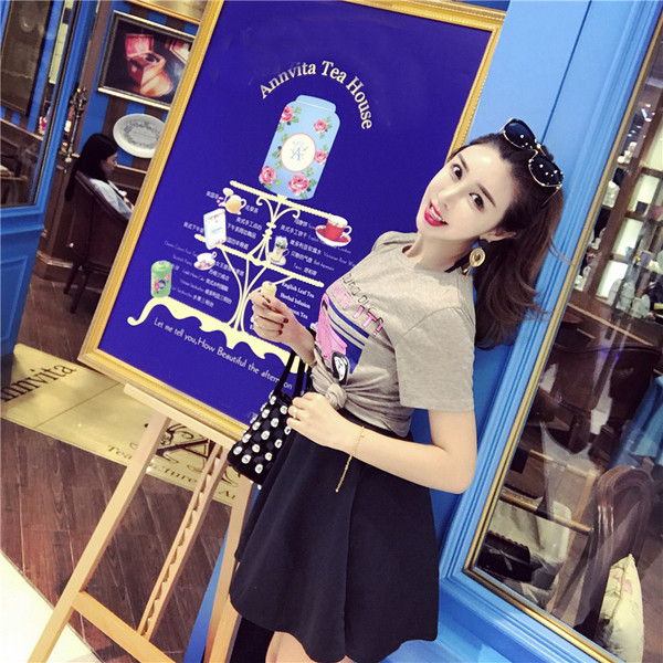 Комплект включващ ежедневна дамска пола и блуза с къс ръкав и щампа