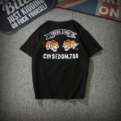 Блуза с къс ръкав в черно и бяло с интересна щампа