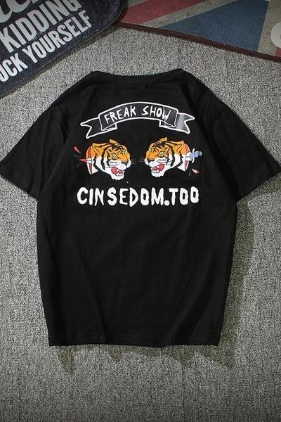 Блуза с къс ръкав в черно и бяло с интересна щампа