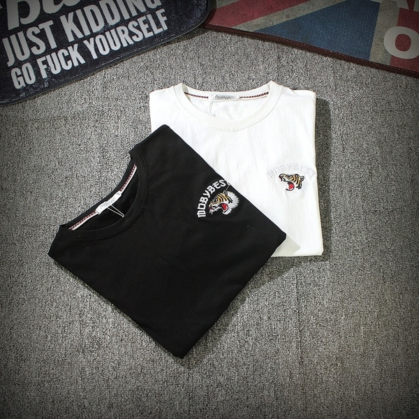 Блуза с къс ръкав в черно и бяло с интересна щампа