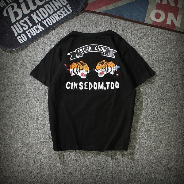 Блуза с къс ръкав в черно и бяло с интересна щампа