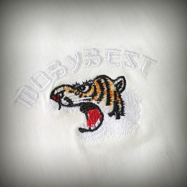 Блуза с къс ръкав в черно и бяло с интересна щампа