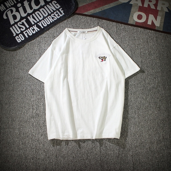 Блуза с къс ръкав в черно и бяло с интересна щампа