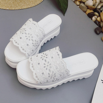 Ежедневни дамски чехли на платформа в бял и черен цвят