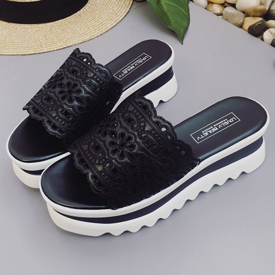 Ежедневни дамски чехли на платформа в бял и черен цвят