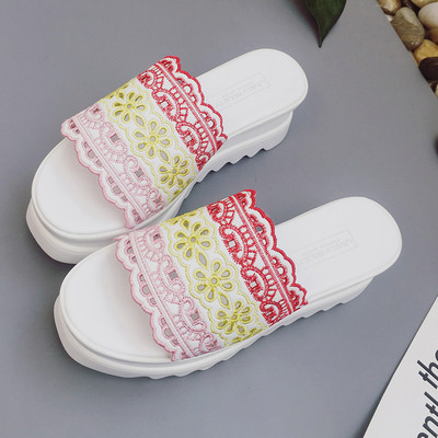 Ежедневни дамски чехли на платформа в бял и черен цвят