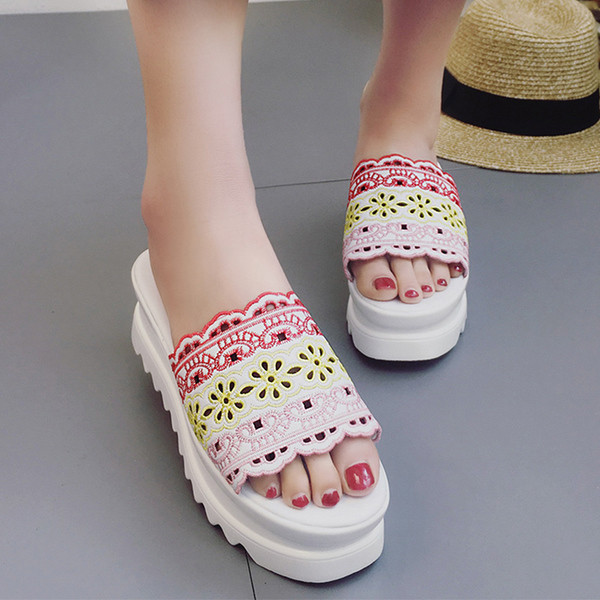 Ежедневни дамски чехли на платформа в бял и черен цвят